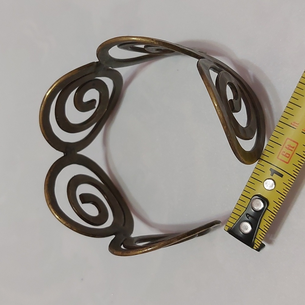 Vintage Minoan Swirls Hammered Brass Cuff Bracelet - Picture 9 of 9
